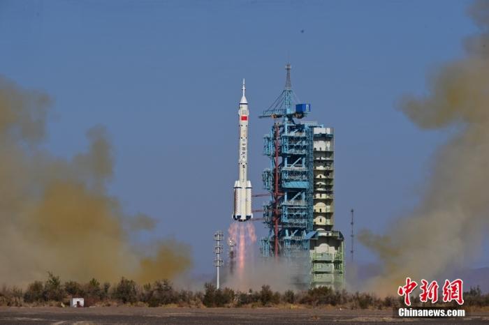 資料圖：北京時(shí)間2023年10月26日11時(shí)14分，搭載神舟十七號(hào)載人飛船的長(zhǎng)征二號(hào)F遙十七運(yùn)載火箭在酒泉衛(wèi)星發(fā)射中心點(diǎn)火發(fā)射。汪江波 攝