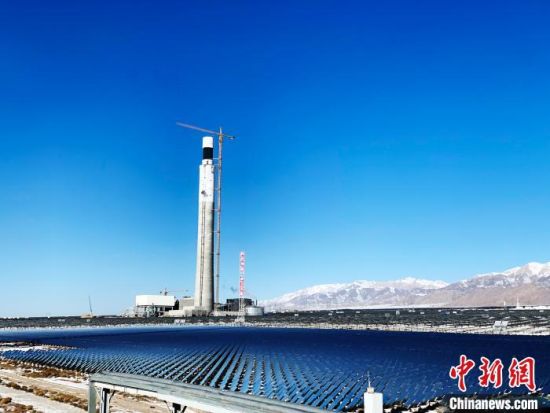 圖為地處柴達木盆地的光伏電站?！O?！z