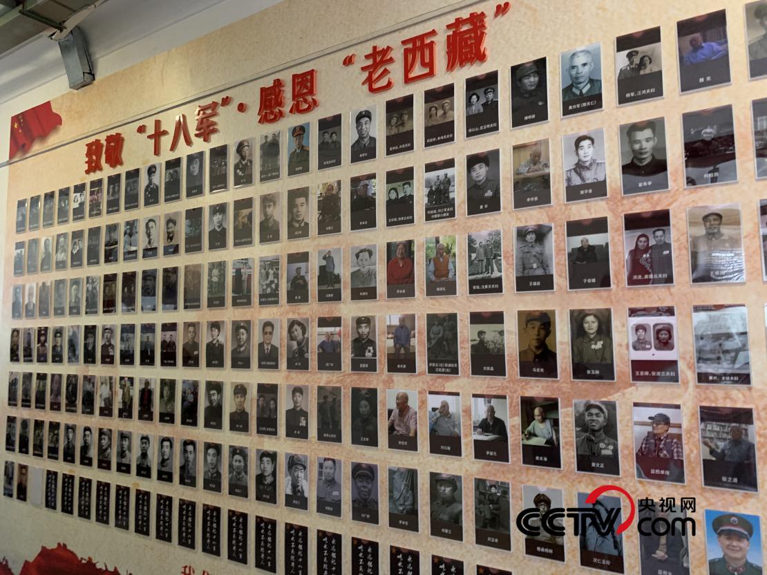 (波密紅樓內(nèi)的照片墻 央視網(wǎng)記者 王靜遠 攝)