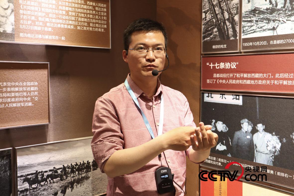 (張慶沖正在講解十八軍進藏歷史 央視網(wǎng)記者 王靜遠 攝)
